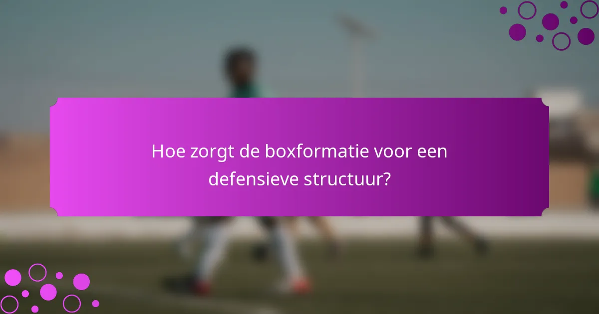 Hoe zorgt de boxformatie voor een defensieve structuur?